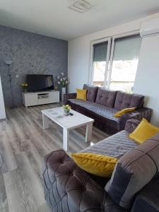 - un salon avec un canapé et une table dans l'établissement Anabela Apartment, à Ohrid