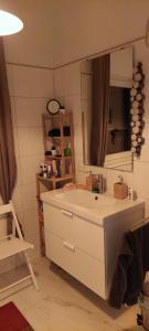 W łazience znajduje się biała umywalka i lustro. w obiekcie Haus-im-Gruenen-Thermenregion-bei-Kaindorf-bei-Hartberg-Stubenbergsee w mieście Kaindorf
