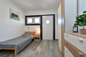 Posteľ alebo postele v izbe v ubytovaní Holiday House Dora - Nice home with nice forest view and Outdoor swimming pool, Whirlpool-Jacuzzi, Sauna, 2 bedrooms and WiFi + 33 fotografií