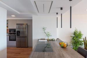 Kuchnia lub aneks kuchenny w obiekcie Luxury beach/port apartment