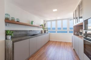 Kuchnia lub aneks kuchenny w obiekcie Luxury beach/port apartment