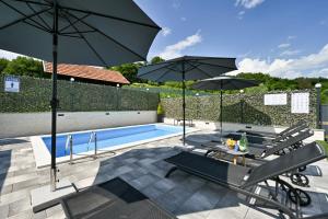 Bazén v ubytovaní Holiday House Dora - Nice home with nice forest view and Outdoor swimming pool, Whirlpool-Jacuzzi, Sauna, 2 bedrooms and WiFi alebo v jeho blízkosti