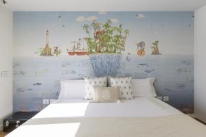 sypialnia z dużym łóżkiem i niebieską ścianą w obiekcie Luxury beach/port apartment w Maladze
