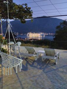 een groep stoelen en tafels op een patio bij Apartment Deki studio in Kotor