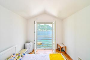 una camera con letto e vista sull'acqua di Apartment's Belvedere a Kotor (Cattaro)