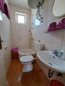 Koupelna v ubytování Šerbo 1
