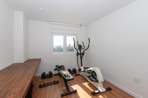 Centrum fitness w obiekcie Luxury beach/port apartment