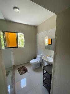 uma casa de banho com um WC e um lavatório em Casa MIA em Cabarete