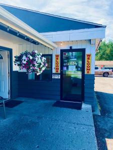 ein Gebäude mit einer Tür mit einem Blumentopf darauf in der Unterkunft Mountain View Motel in Smithers
