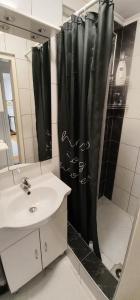 トレビニェにあるApartman Kristinaのバスルーム(黒いシャワーカーテン付きのシャワー付)