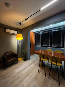 een kamer met een tafel en stoelen en een bank bij Fox Apartments in Tirana