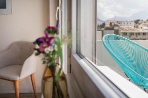 بيت الضيافة واندر لاست في فيغيس: إناء من الزهور يجلس على حافة النافذة مع كرسي