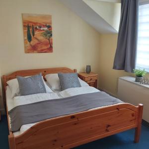 een slaapkamer met een houten bed met 2 kussens bij Kleine Altstadt Oase in Bernkastel-Kues