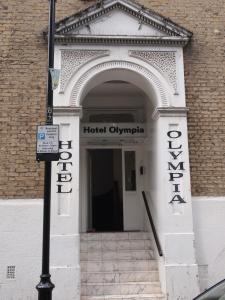 una entrada a un edificio con una olímpica de hotel en Hotel Olympia en Londres