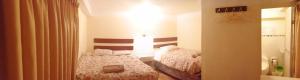 - une chambre avec 2 lits dans l'établissement Naty's Guest House, à Cusco