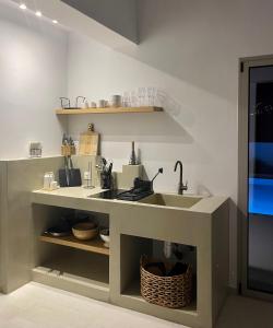 Casa di Amerissa Premium Accommodation في سكيروس: مطبخ مع حوض وكاونتر