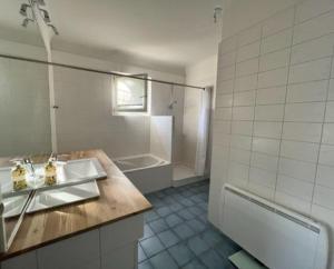 ein Badezimmer mit einem Waschbecken, einer Dusche und einer Badewanne in der Unterkunft Maison à Chiberta, à 5 minutes à pieds des plages in Anglet