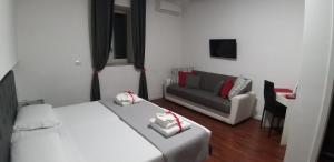 uma sala de estar com uma cama e um sofá em Suite Duomo em Nápoles