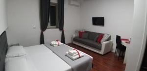 salon z łóżkiem i kanapą w obiekcie Suite Duomo w mieście Neapol