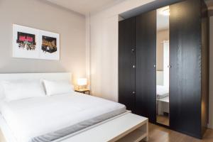 Stylish and Renovated Retreat in Thessaloniki: Cozy Apartment at Ioulianou 33 tesisinde bir odada yatak veya yataklar