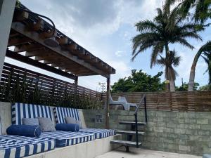 een bed onder een pergola op een patio bij Casa Charlotte - Alma Hotels in Santa Marta
