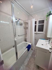 y baño con ducha, bañera y lavamanos. en Rooms in the center of Barcelona, en Barcelona