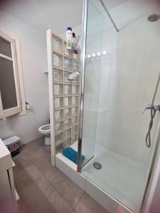 y baño con ducha y puerta de cristal. en Rooms in the center of Barcelona, en Barcelona