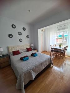 1 dormitorio con 1 cama y 1 mesa con sillas en Rooms in the center of Barcelona, en Barcelona