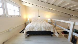 una camera con un letto e due finestre di Interra Apart 1 Temporario a Salta