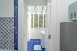La salle de bains est pourvue de toilettes et d'une fenêtre. dans l'établissement Relais Capitolo, à Maiori