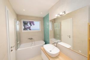 Koupelna v ubytování Beachfront Comfort Apartment NIVES + 32 fotografií