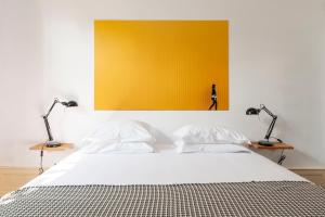 - une chambre avec un lit et 2 lampes dans l'établissement Cheese & Wine Lapa, à Lisbonne