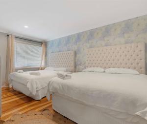 En eller flere senge i et værelse på Lakefront Getaway in Rotorua