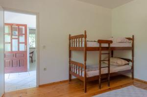 une chambre avec deux lits superposés dans une pièce dans l'établissement Apartments Olivera, à Potirna