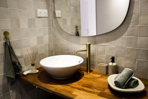 un bagno con lavandino bianco su un bancone in legno di Charment appartement à Marseille - Prado A/C a Marsiglia