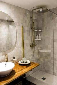 bagno con lavandino e doccia in vetro di Charment appartement à Marseille - Prado A/C a Marsiglia