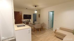 uma sala de estar com um sofá e uma sala de jantar em Vista Mar em Viana do Castelo