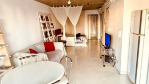 - un salon avec un canapé et une télévision dans l'établissement PALERMO HOLLYWOOD loft, à Buenos Aires