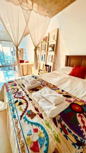 - une chambre avec un lit et une couverture colorée dans l'établissement PALERMO HOLLYWOOD loft, à Buenos Aires