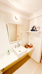 La salle de bains est pourvue d'un lavabo et d'un miroir. dans l'établissement PALERMO HOLLYWOOD loft, à Buenos Aires
