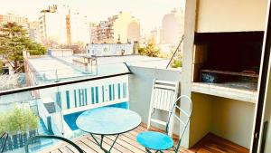 - un balcon avec une table et des chaises dans l'établissement PALERMO HOLLYWOOD loft, à Buenos Aires