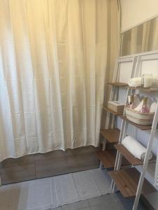 勒布朗－梅尼爾的住宿－PENTHOUSE Terrasse Jacuzzi 6 voyageurs，一间设有窗帘和毛巾架的客房