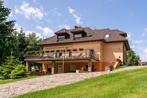 Cette grande maison dispose d'un balcon au sommet d'une colline. dans l'établissement Willa na wzgórzu, à Giżycko
