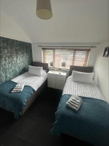 sypialnia z 2 łóżkami i umywalką w obiekcie 2 bedroom semi-detached house- sleeps 4 w mieście Newport