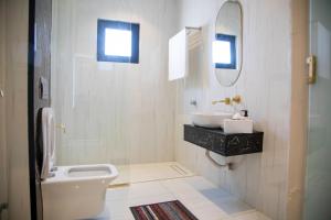 Vannituba majutusasutuses شاليهات المرفأ Almarfa Resort