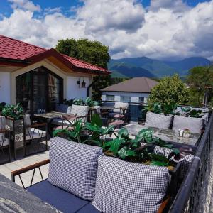 un balcone con sedie e piante su un patio di EZ Restoran & Hotel a Zaqatala