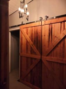 uma porta de celeiro de madeira com um portão num quarto em Marigold em Nieuwoudtville