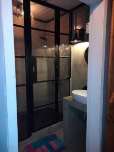 uma casa de banho com um lavatório e um espelho em Marigold em Nieuwoudtville