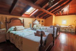 1 dormitorio con 2 camas en una habitación con techos de madera en Villa Mirador Los Hoyos, en Las Palmas de Gran Canaria