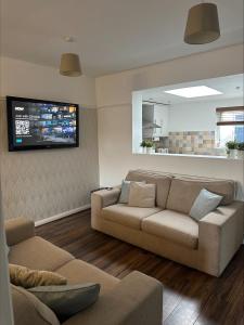 un soggiorno con divano e TV a schermo piatto di 2 bedroom semi-detached house- sleeps 4 a Newport